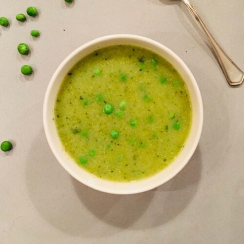 Een prachtige en gezonde groene groenten soep met courgette, broccoli, munt en erwten. Een veganistisch soep recept.