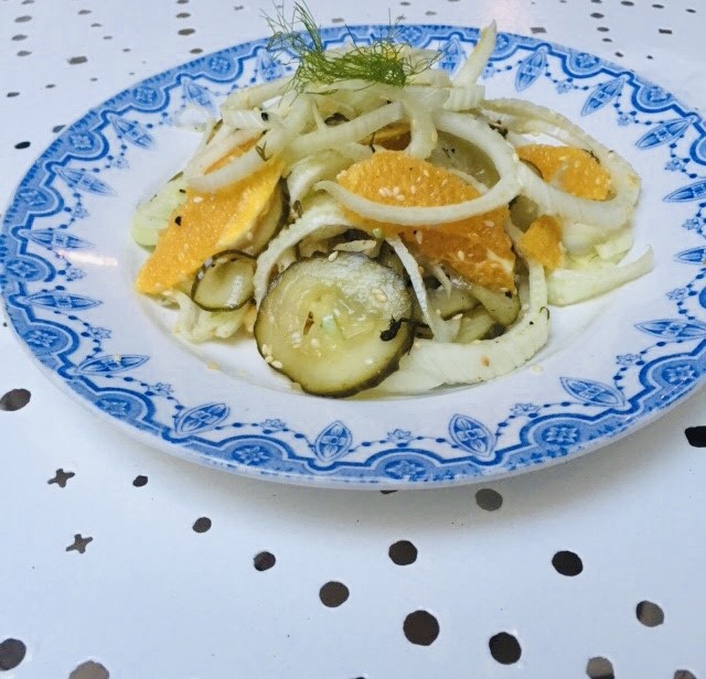 Venkelsalade met sinaasappel en komkommer. Een heerlijke frisse, vegeatrsiche en gezonde salade die ook nog eens super makkelijk is.