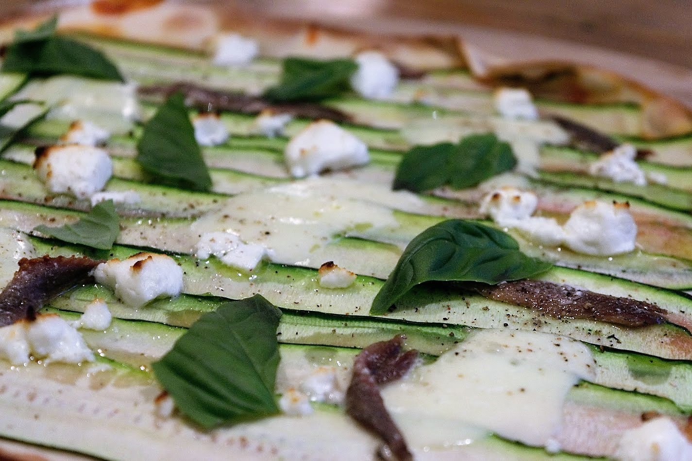 Een heerlijke en verrassende pizza met courgette, ansjovis en basilicum. Met courgette zijn vele recepten bekend, maar dit recept met courgette is zeker een aanrader te noemen!