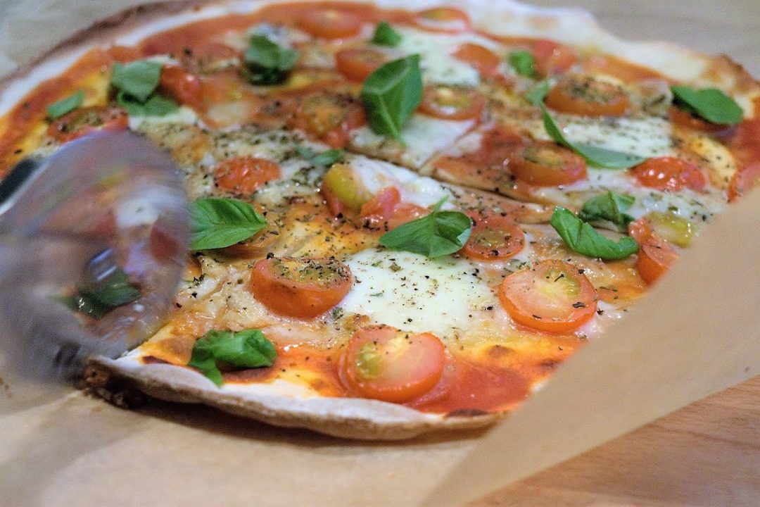 Pizza margherita van speltmeel pizza margharita pizza recept tomaat mozzarella basilicum groenten makkelijk biologisch 1