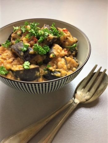 Deze curry met rode linzen en aubergine is gezond, makkelijk en erg lekker. Bovendien ook nog vegetarisch én veganistisch.