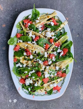Deze vegetarische spinazie salade met gegrilde venkel en grapefruit zit boordevol groenten en ziet er prachtig uit. Heerlijk voor bij de BBQ of als lunch.