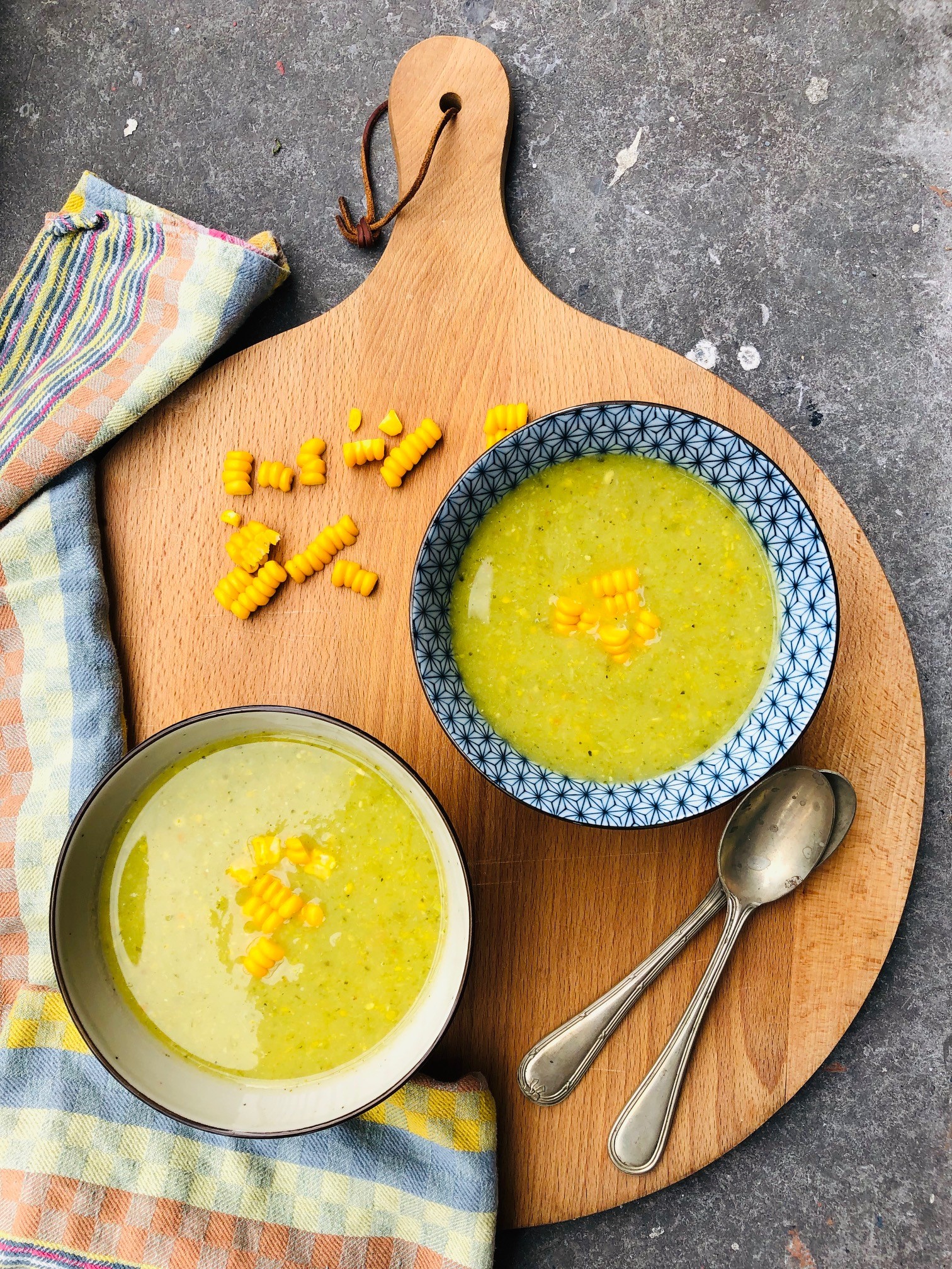 Patisson soep met mais en broccoli. Een heerlijke vegetarisch en vegan recept boordevol groenten. lekker als lunch, voorgerecht of als lichte maaltijd soep.