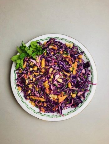Deze rode kool salade van Ottolenghi is geïnspireerd op het originele recept 'zoete winter salade' van Yotam Ottolenhi. Een heerlijke en kleurrijke salade van rode kool.