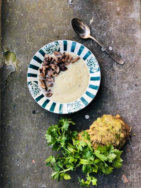Geroosterde knolselderij soep met champignons. Een heerlijke en gezonde maaltijd soep. Dit vegetarische recept is erg makkelijk, de oven doet verder het werk.