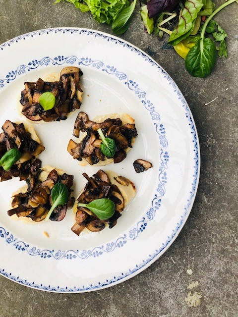 Deze vegetarische bruschetta met gemarineerde champignons is heerlijk als klein voorgerecht, als borrel hapje of als onderdeel van een uitgebreide lunch.