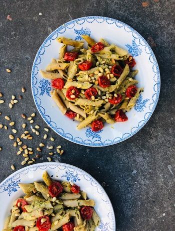 Een heerlijke zachte pasta saus gemaakt van verse geroosterde courgettes. Deze pasta met courgettesaus en oven gedroogde tomaatjes is daarom het ideale vegetarische en gezonde pasta gerecht.