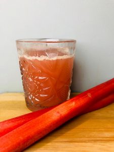 Zelf je rabarber gember siroop maken is veel makkelijker dan je denkt! Probeer het eens en drink voortaan je zelfgemaakte limonade.