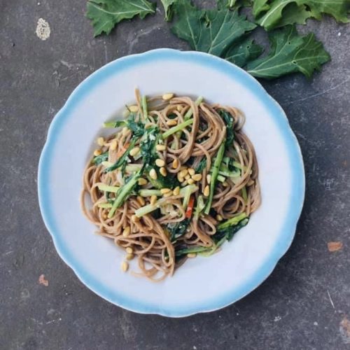 Weet je niet wat je van raapstelen moet maken en vind je het een moeilijke groente? Probeer dan eens deze super simpele en smaakvolle vegetarische pasta, of eigenlijk spaghetti met raapstelen. Een gezond en snel hoofdgerecht.