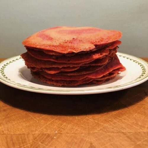 Kleurrijke boekweit bieten pannenkoeken. Zonder schuldgevoel heerlijk pannenkoeken eten Het kan met deze glutenvrije pannenkoeken met rode biet.