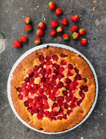 Een heerlijke zomerse fris zoete aardbeien ricotta cake. Een makkelijk en snel cake recept met verse aardbeien, speltbloem en ricotta. Probeer hem zelf!