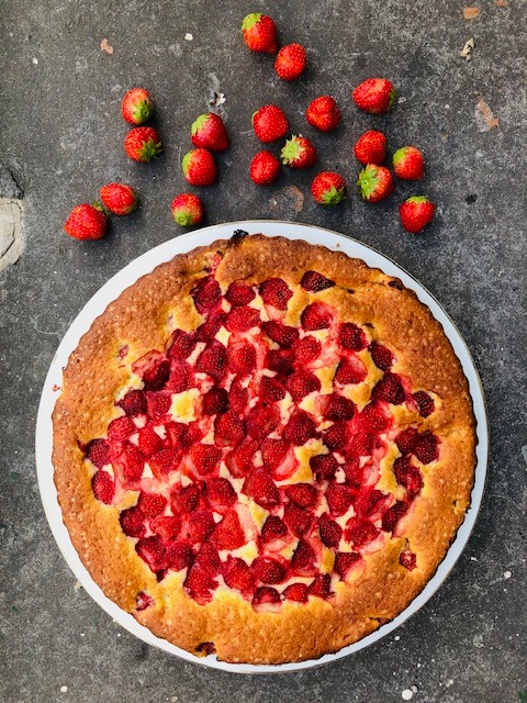 Een heerlijke zomerse fris zoete aardbeien ricotta cake. Een makkelijk en snel cake recept met verse aardbeien, speltbloem en ricotta. Probeer hem zelf!