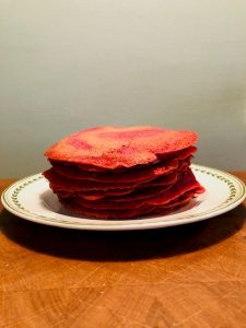 Kleurrijke boekweit bieten pannenkoeken. Zonder schuldgevoel heerlijk pannenkoeken eten? Het kan met deze glutenvrije pannenkoeken met rode biet.