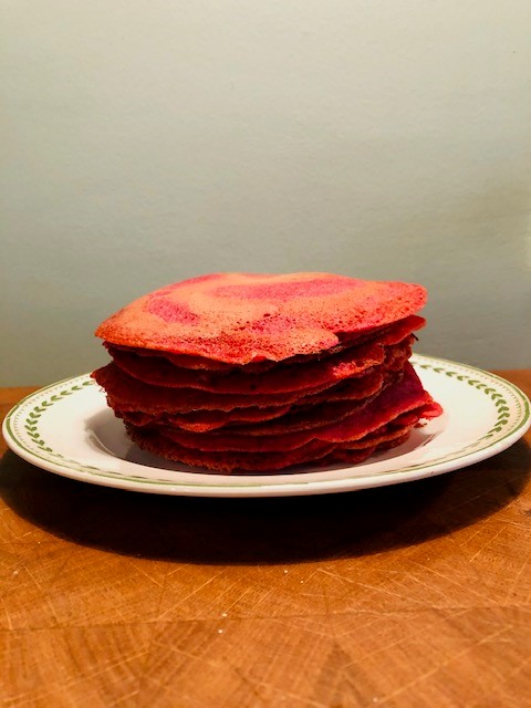 Kleurrijke boekweit bieten pannenkoeken. Zonder schuldgevoel heerlijk pannenkoeken eten? Het kan met deze glutenvrije pannenkoeken met rode biet.