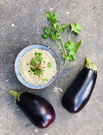Baba ganoush is een heerlijke aubergine dip die zijn oorsprong kent in het midden oosten. Baba ganoush maken is makkelijk en lekker en een goede toevoeging tijdens een borrel of picknick.