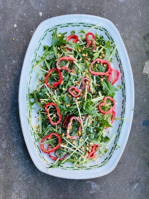 Een lichte groene salade met raapstelen, zoete puntpaprika pijnboompitjes en tuinkers. Een heerlijke voorjaarsalade als bijgerecht bij de BBQ of het avondeten.