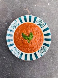 Een zelfgemaakte soep geroosterde tomaten en bleekselderij. Een snelle manier voor het maken van een vegetarische en verse tomatensoep.