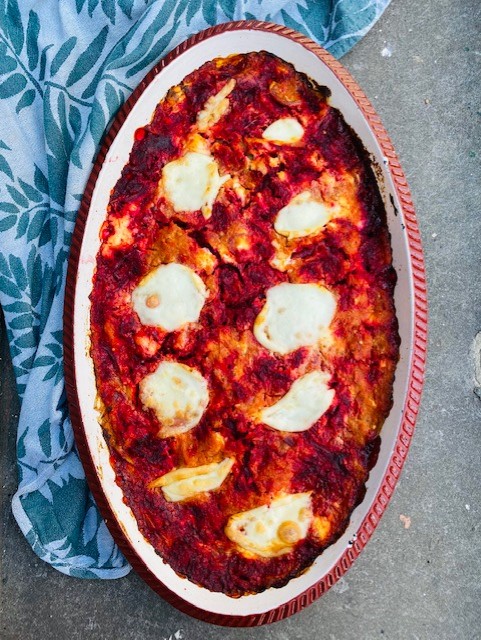 Vegetarische lasagne met geitenkaas en rode bieten met een basis van zelfgemaakte geroosterde tomatensaus. Een heerlijke kleurrijke lasagne boordevol groenten.