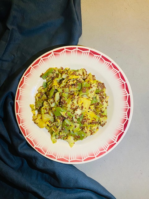 Roergebakken spitskool met kerrie en rode quinoa is een gezond en snel vegetarisch wok recept. Super fijn voor de drukkere dagen.