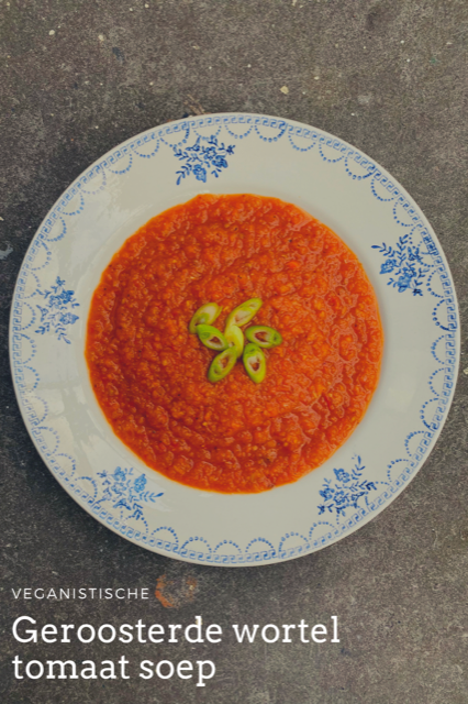Geroosterde wortel tomaat soep Deze veganistische geroosterde wortel tomaat soep is super smaakvol en zit boordevol groenten. Een gezond en snel recept waarbij de oven al het werk doet.