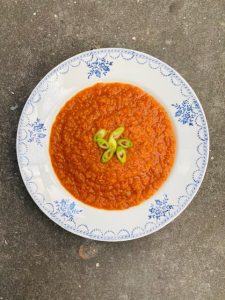 Deze veganistische geroosterde wortel tomaat soep is super smaakvol en zit boordevol groenten. Een gezond en snel recept waarbij de oven al het werk doet.
