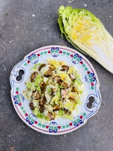 Deze veganistische groenlof salade met champignons is een heerlijke combinatie van bitter en zoet. Het bittere van de groenlof en het zoete van de romige cashew dressing.