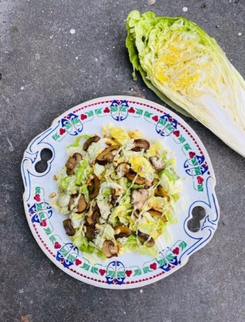 Deze veganistische groenlof salade met champignons is een heerlijke combinatie van bitter en zoet. Het bittere van de groenlof en het zoete van de romige cashew dressing.