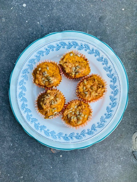 Een gezond én lekker tussendoortje, dat zijn deze vegetarische hartige pompoen muffins. Gemaakt van havermout, pompoen, ei en belegen kaas.