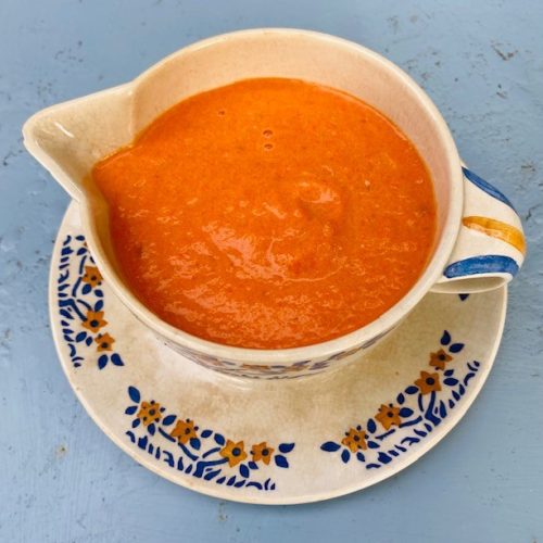 Paprikasaus zelf maken, het is een fluitje van een cent. Een heerlijke zoetige en fluweelzachte saus van verse geroosterde paprika's.