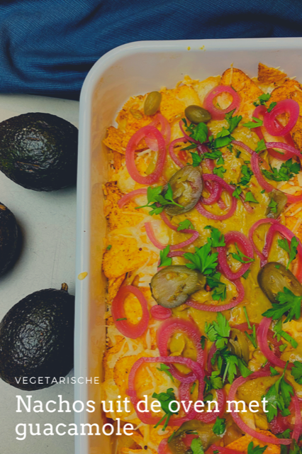 Heerlijke warme en knapperige vegetarische nachos uit de oven met guacomole. Met gesmolten kaas, zoetzure ingelegde rode ui en pittige jalapeno's. Een lekker vegetarisch borrel recept.
