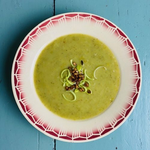 Aardperen prei soep. Een heerlijk gezond en voedzaam veganistisch soep recept met aardperen.