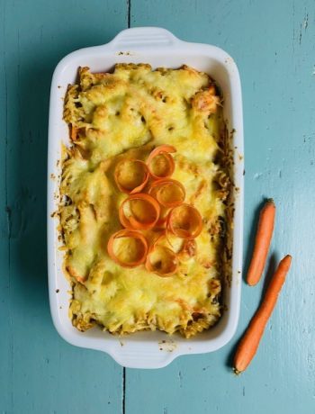 Ovenpasta met wortel, kappertjes en venkelsaus. Een kleurijk en gezond vegetarisch ovenschotel recept bomvol groenten.