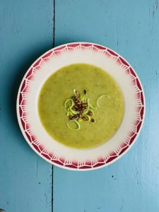 Soep met aadperen en prei. Een super gezonde en lekkere soep bomvol groenten. Een veganistisch soep recept met aardperen.