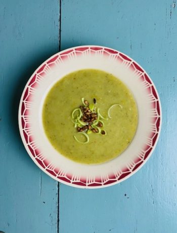 Soep met aadperen en prei. Een super gezonde en lekkere soep bomvol groenten. Een veganistisch soep recept met aardperen.