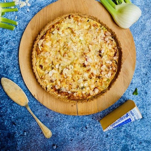 Een heelrijk vegetarisch quiche recept met venkel, pittige Appenzeller kaas en zelfgemaakte quiche bodem van amandelen.