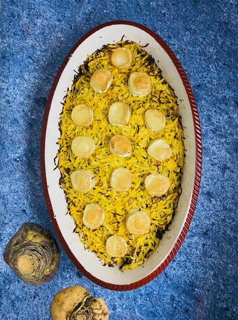 Een verrassend vegetarische recept, deze ovenschotel met linzen, champignons en korst van koolraap rosti. Afgemaakte met zachte geitenkaas. Een verassend en gezond vegetarisch hoofdgerecht.