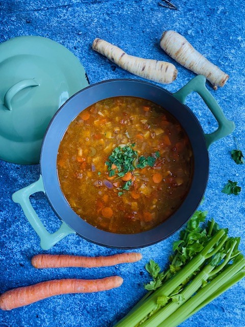 Vegetarische goulashsoep met linzen en veel verse groenten zoals wortel, peterseliewortel, tomaat, bleekselderij en aardappel. Een smaakvol Hongaars soep recept.