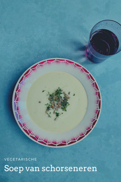 Een fluweelzachte roomwitte vegetarische soep van schorseneren. Ook wel winter asperges of keukenmeidenverdriet genoemd. Met topping van zonnebloempitten en tuinkers.