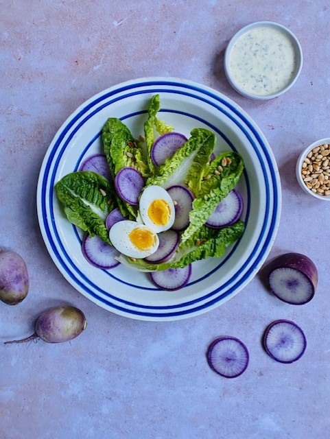 Een kleurrijke salade met blue meat radijs, little gem en ei. Een snel vegetarisch salade recept.