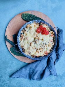 egetarisch ovenschotel recept met palmkool, gebakken gnocchi, tomaatjes en boursin. Een heerlijk vegetarisch hoofdgerecht.