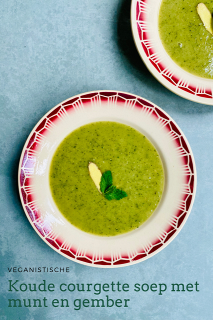 Deze heerlijke veganistische koude courgette soep met munt en gember is heerlijk fris en licht pittig. Een perfect soep recept voor warme dagen.