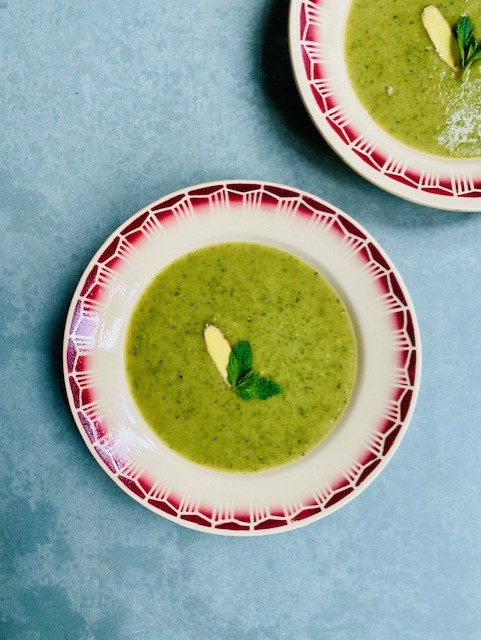 Een perfect vegan soep recept voor de warme dagen, deze koude courgette soep met munt en gember.