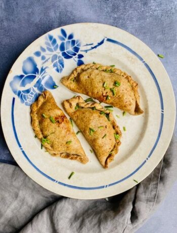 Zelf empanadas maken, heb je dat wel eens gedaan Super makkelijk en erg leuk om te doen! Maak zelf deze vegetarische empanadas van bloemkool, kerrie en doperwten.