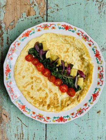 Maak eens een wrap van gebakken ei en vul hem met spinazie, geroosterde courgette en cherry tomaatjes. Een super smaakvolle én koolhydraatarme maaltijd.