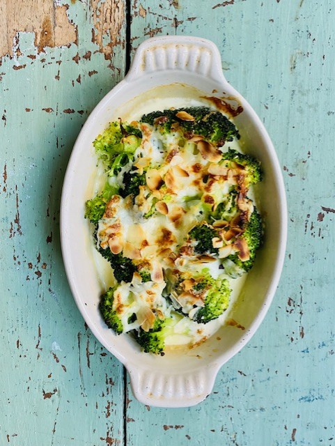 Smaakvolle broccoli met geitenkaas uit de oven met een romig en krokant kaaskorstje. Een heerlijk vegetarisch bijgerecht.