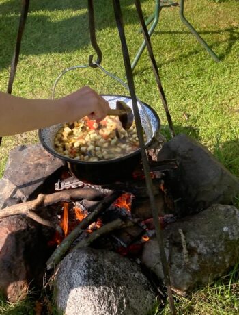 Soep maken op open vuur is een fantastische manier om van de buitenlucht te genieten en tegelijkertijd maaltijden te bereiden op een echt vuur.
