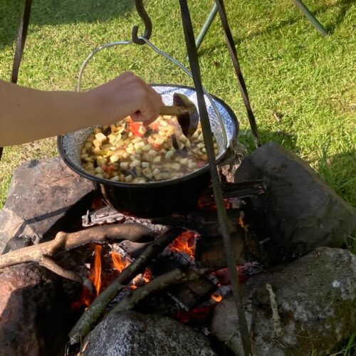 Soep maken op open vuur is een fantastische manier om van de buitenlucht te genieten en tegelijkertijd maaltijden te bereiden op een echt vuur.