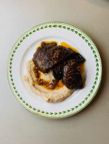 Ottolenghi's portobello steaks met puree van limabonen zijn en echte aanrader! Heerlijke vlezige paddenstoelen die worden omgetoverd tot smaakvolle vegetarische steaks.