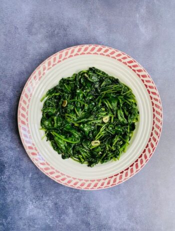 Spinazie wokken, een simpele maar super smaakvolle bereiding van verse spinazie. Een veganistisch wok recept.