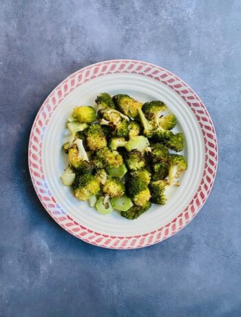Broccoli uit de oven is een heerlijk en smaakvolle manier voor het bereiden van broccoli. Door de broccoli in de oven te roosteren behoud hij al zijn smaak en voedingsstoffen.